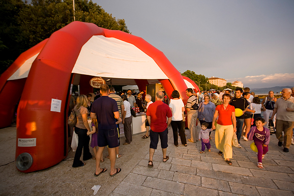 “Kupujmo hrvatsko” i “Vrijedne ruke” (foto:Saša Čuka) “Kupujmo hrvatsko” i “Vrijedne ruke” (foto:Saša Čuka)