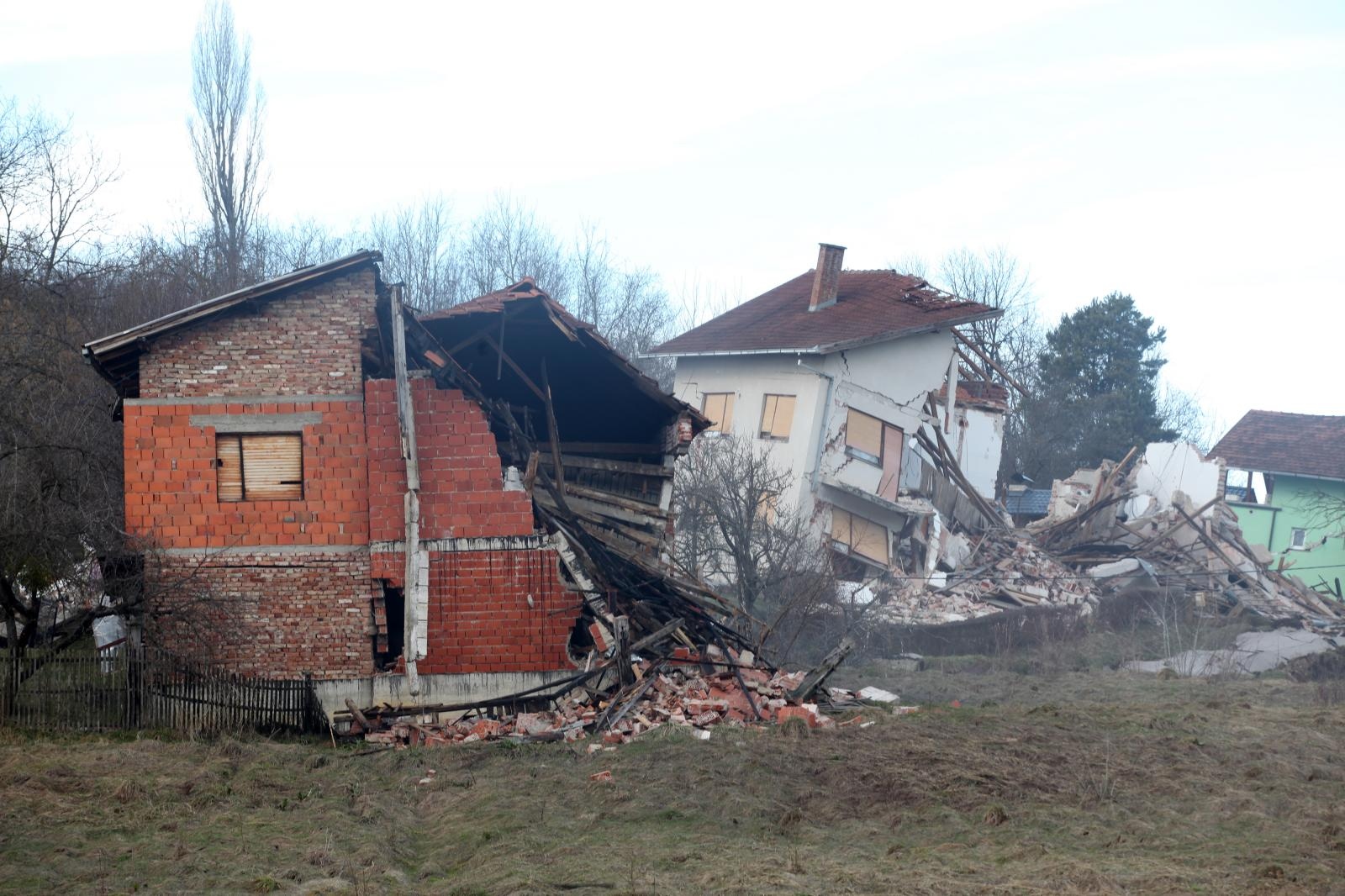 Hrvatska Kostajnica: u odronu stijene potpuno uništeno sedam kuća
