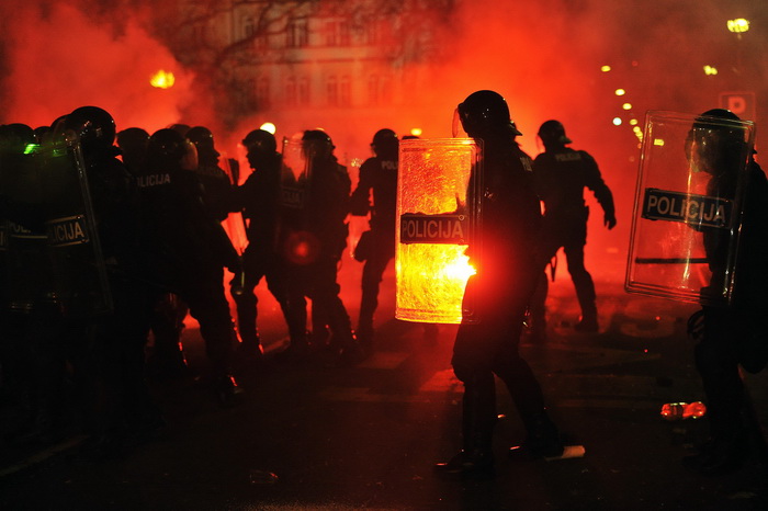 Maribor (Slovenija), 031212.
Prosvjed gradjana Maribora protiv trenutacnog gradonacelnika Franca Kanglera, osumnjicenog za umjesanost u korupciju. Prosvjed je zapoceo okupljanjem nekoliko tisuca ljudi na Trgu Slobode, a zatim se preselio ispred zgrade opc Maribor (Slovenija), 031212.
Prosvjed gradjana Maribora protiv trenutacnog gradonacelnika Franca Kanglera, osumnjicenog za umjesanost u korupciju. Prosvjed je zapoceo okupljanjem nekoliko tisuca ljudi na Trgu Slobode, a zatim se preselio ispred zgrade opc