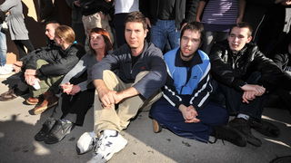 Zadar, 081112
Unatoc brojnim prosvjedima danas oko je oko 10h iz stana u zadarskoj cetvrti Arbanasi delozirana obitelj Vukic. Ulaz su svojim tijelima blokirali clanovi obitelji te njihovi prijatelji koje je policija bez otpora za ruke i noge odnijela u po Zadar, 081112
Unatoc brojnim prosvjedima danas oko je oko 10h iz stana u zadarskoj cetvrti Arbanasi delozirana obitelj Vukic. Ulaz su svojim tijelima blokirali clanovi obitelji te njihovi prijatelji koje je policija bez otpora za ruke i noge odnijela u po