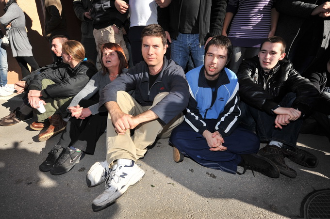 Zadar, 081112
Unatoc brojnim prosvjedima danas oko je oko 10h iz stana u zadarskoj cetvrti Arbanasi delozirana obitelj Vukic. Ulaz su svojim tijelima blokirali clanovi obitelji te njihovi prijatelji koje je policija bez otpora za ruke i noge odnijela u po Zadar, 081112
Unatoc brojnim prosvjedima danas oko je oko 10h iz stana u zadarskoj cetvrti Arbanasi delozirana obitelj Vukic. Ulaz su svojim tijelima blokirali clanovi obitelji te njihovi prijatelji koje je policija bez otpora za ruke i noge odnijela u po