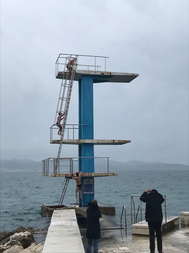 3, 2, 1: Trojica mladih Zadrana na Božić skočila sa skakaonice na bazenu 3, 2, 1: Trojica mladih Zadrana na Božić skočila sa skakaonice na bazenu