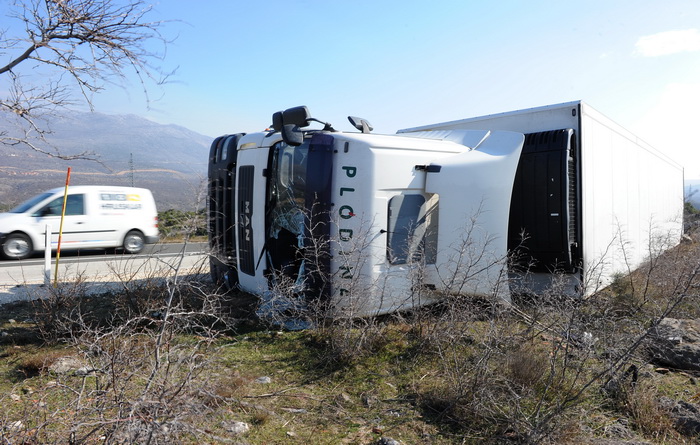 Zadar, 240211.
Jaka bura koja puse na Zadarskom podrucju prevrnula je kamion kod Obrovca.Maslenicki most je zatvoren za sav promet.
Foto: Andrija Lucic / Cropix Zadar, 240211.
Jaka bura koja puse na Zadarskom podrucju prevrnula je kamion kod Obrovca.Maslenicki most je zatvoren za sav promet.
Foto: Andrija Lucic / Cropix