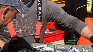 Zadar, 290312.
Proteklih dana lijepo vrijeme posluzilo je ribarima. 
Na fotografiji: ribari iskrcavaju frisku ribu na Liburnijskoj obali u Zadru.
Foto: Andrija Lucic /  Cropix