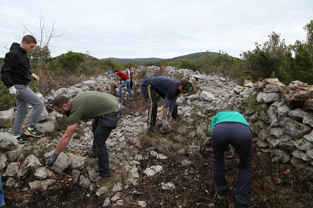 PP Vransko jezero: Akcija obnavljanja starog puta prema lokvi Benči PP Vransko jezero: Akcija obnavljanja starog puta prema lokvi Benči