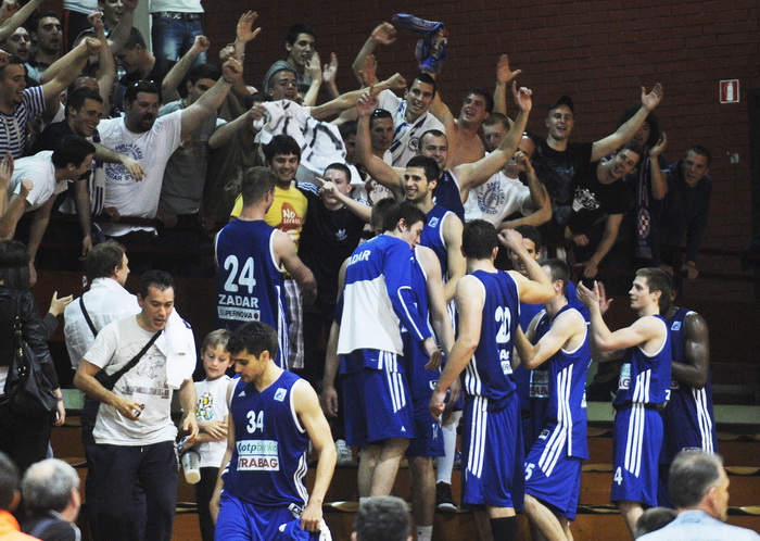 Zagreb, 080512.
Dvorana OS u Trnskom.
Kosarkaska A1 liga za prvaka, 13. kolo.
KK Zagreb – KK Zadar.
Na fotografiji: slavlje KK Zadar za osvojeno 4-to mjesto.
Foto: Damir Krajac / CROPIX Zagreb, 080512.
Dvorana OS u Trnskom.
Kosarkaska A1 liga za prvaka, 13. kolo.
KK Zagreb – KK Zadar.
Na fotografiji: slavlje KK Zadar za osvojeno 4-to mjesto.
Foto: Damir Krajac / CROPIX