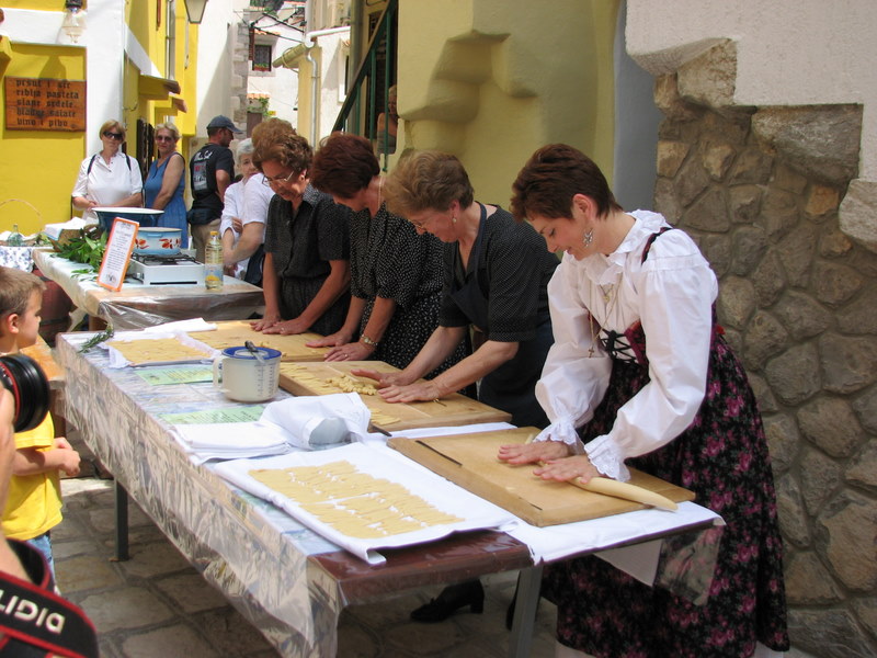 Crna ovca u Baški na otoku Krku Crna ovca u Baški na otoku Krku
