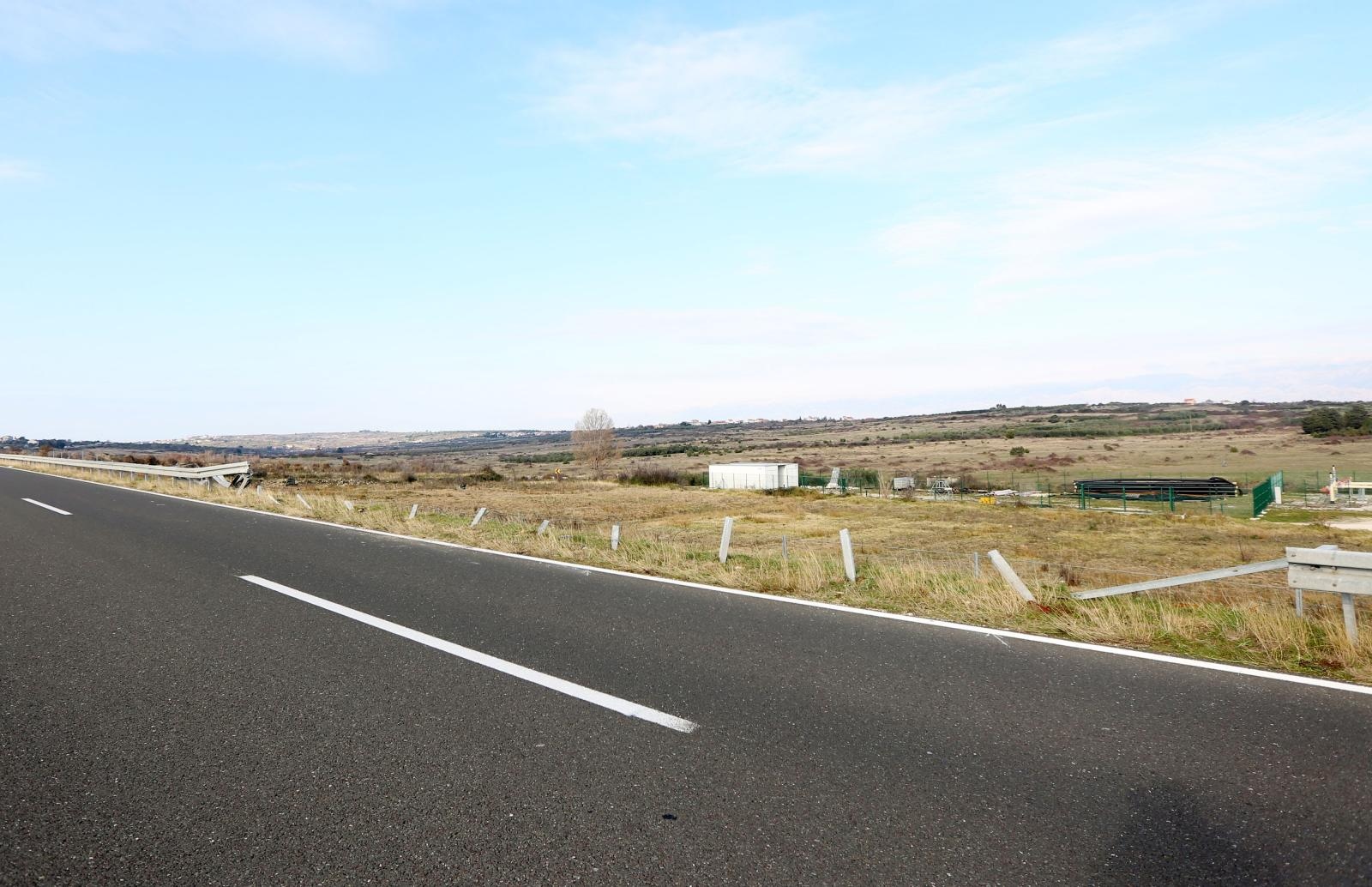 U prometnoj nesreći na Kalmetini cesti vozač probio zaštitnu ogradu