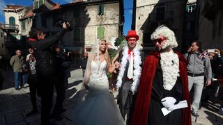 Splitski karneval: Vjenčanje Ave Karabatić i Ivana Pernara na splitskoj rivi