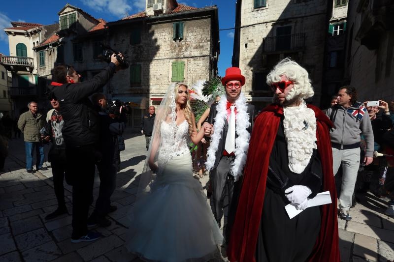 Splitski karneval: Vjenčanje Ave Karabatić i Ivana Pernara na splitskoj rivi
