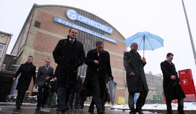 Zagreb, 250313.
Tvornica Gredelj.
TZV Gredelj u stecaju isporucit ce e cetiri dizelske lokomotive koje je proizveo u suradnji s americkom kompanijom National Railway Equipment Company za Drzavne zeljeznice Maroka. Prve cetiri lokomotive za narucitelja iz