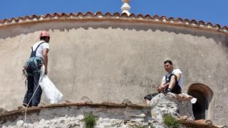 Alpinisti čiste crkvu sv. Donata od korova u redovitom održavanju pred početak turističke sezone. Foto: Dino Stanin/PIXSELL Alpinisti čiste crkvu sv. Donata od korova u redovitom održavanju pred početak turističke sezone. Foto: Dino Stanin/PIXSELL