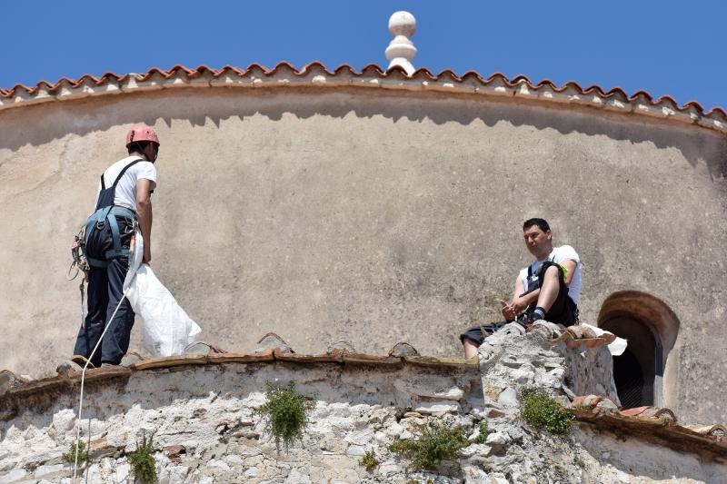 Alpinisti čiste crkvu sv. Donata od korova u redovitom održavanju pred početak turističke sezone. Foto: Dino Stanin/PIXSELL Alpinisti čiste crkvu sv. Donata od korova u redovitom održavanju pred početak turističke sezone. Foto: Dino Stanin/PIXSELL