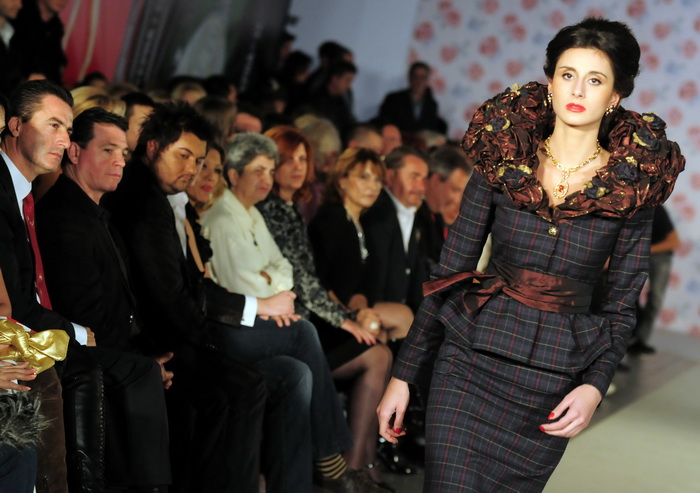 Skopje, Makedonija, 301010.
Sinoc je poceo ‘fashion weekend’ u Skopju. Na otvaranju
‘fashion weekend’-a revijom se predstavila poznata makedonska dizajnerica Elena Luka.
Na slici: lijepe manekenke su nosile modele u baroknom stilu.
Foto: Maja Zlatevska / Skopje, Makedonija, 301010.
Sinoc je poceo ‘fashion weekend’ u Skopju. Na otvaranju
‘fashion weekend’-a revijom se predstavila poznata makedonska dizajnerica Elena Luka.
Na slici: lijepe manekenke su nosile modele u baroknom stilu.
Foto: Maja Zlatevska /