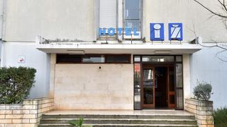 Zatvara se hotel Iž, foto: Dino Stanin/PIXSELL
