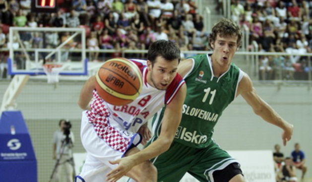 Porec, 150809.
U SD Zatika u Porecu odigrala se prijateljska kosarkaska utakmica Hrvatska-Slovenija. 
Na slici: Damir Rancic ( broj 8) i Goran Dragic (broj 11)
Foto: Srecko Niketic / CROPIX