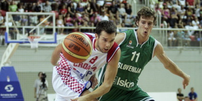 Porec, 150809.
U SD Zatika u Porecu odigrala se prijateljska kosarkaska utakmica Hrvatska-Slovenija.
Na slici: Damir Rancic ( broj 8) i Goran Dragic (broj 11)
Foto: Srecko Niketic / CROPIX Porec, 150809.
U SD Zatika u Porecu odigrala se prijateljska kosarkaska utakmica Hrvatska-Slovenija.
Na slici: Damir Rancic ( broj 8) i Goran Dragic (broj 11)
Foto: Srecko Niketic / CROPIX