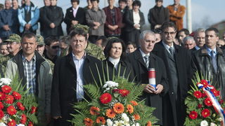 Nadin, 191111.
Clanovi 23 braniteljske udruge danas su u mimohodu od Benkovca do Skabrnje, hodnja se zaustavlja samo u Nadinu zbog polaganja vijenaca (na danasnji dan u Nadinu je ubijeno 19 civila, do sada nema optuzenih za masakr).
Na fotografiji: Branko