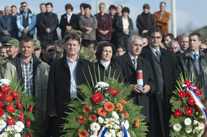 Nadin, 191111.
Clanovi 23 braniteljske udruge danas su u mimohodu od Benkovca do Skabrnje, hodnja se zaustavlja samo u Nadinu zbog polaganja vijenaca (na danasnji dan u Nadinu je ubijeno 19 civila, do sada nema optuzenih za masakr).
Na fotografiji: Branko