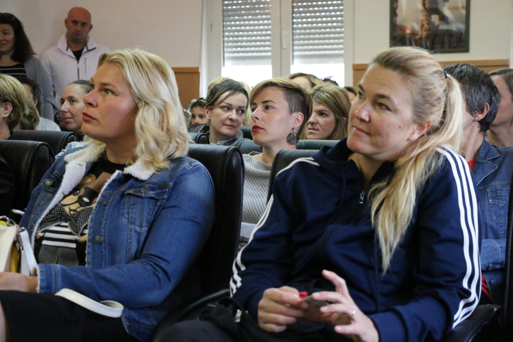 Vir: Dodjela materijalne pomoći roditeljima za nabavku udžbenika i školske opreme Vir: Dodjela materijalne pomoći roditeljima za nabavku udžbenika i školske opreme