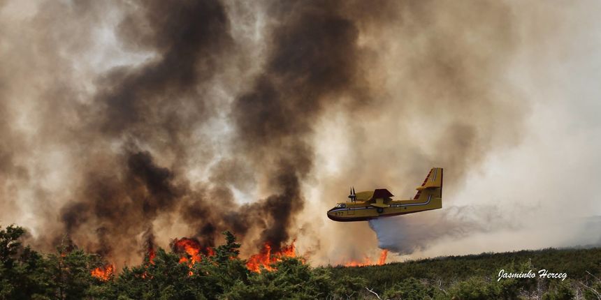 Lokaliziran požar kod Košljuna na otoku Pagu Lokaliziran požar kod Košljuna na otoku Pagu