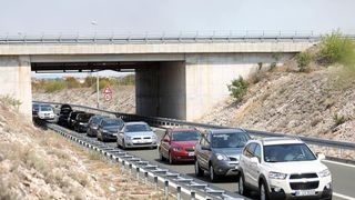 Zbog požara zatvorena autocesta A1 kod Pirovca: Neki vozači se okretali i vozili u suprotnom smjeru Zbog požara zatvorena autocesta A1 kod Pirovca: Neki vozači se okretali i vozili u suprotnom smjeru