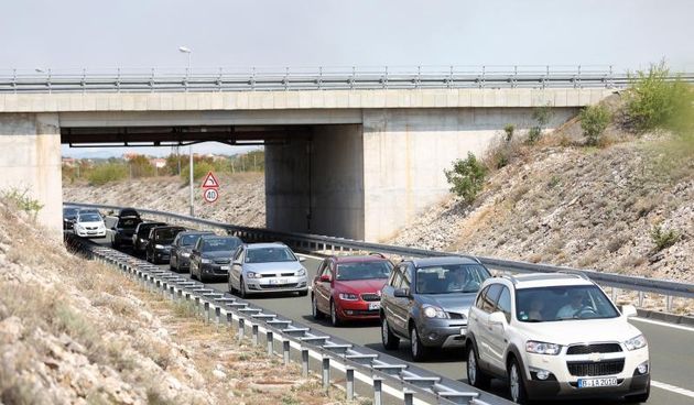 Zbog požara zatvorena autocesta A1 kod Pirovca: Neki vozači se okretali i vozili u suprotnom smjeru