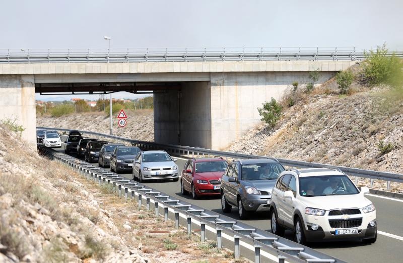 Zbog požara zatvorena autocesta A1 kod Pirovca: Neki vozači se okretali i vozili u suprotnom smjeru Zbog požara zatvorena autocesta A1 kod Pirovca: Neki vozači se okretali i vozili u suprotnom smjeru