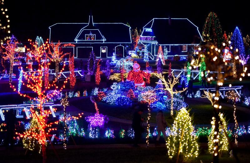 24.12.2014., Cazma, Grabovnica – Obitelj Salaj svoje imanje ukrasila je s milijun i petsto tisuca lampica povodom Bozicnih i Noogodisnjih blagdana. Bozicnu pricu svake godine posjecuju mnogobrojni turisti. Photo: Marko Prpic/PIXSELL