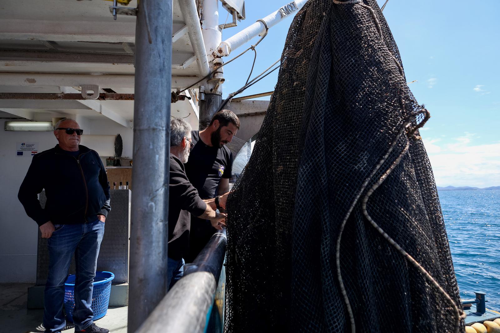 Ekološka manifestacija “Uz more, za more: zelena misija za održivu budućnost Hrvatske” održala se danas na plivarici Škoda koja je jutros u 11 sati isplovila iz zadarske luke Gaženica prema Ugljanu gdje će se provela akcija izvlačenja odbačenih ribarskih Ekološka manifestacija “Uz more, za more: zelena misija za održivu budućnost Hrvatske” održala se danas na plivarici Škoda koja je jutros u 11 sati isplovila iz zadarske luke Gaženica prema Ugljanu gdje će se provela akcija izvlačenja odbačenih ribarskih