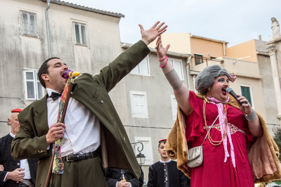 Paški zimski karneval 2017.- Maškarane skupine u karnevalskoj povorci Paški zimski karneval 2017.- Maškarane skupine u karnevalskoj povorci