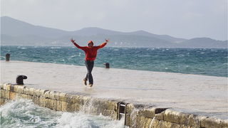Spektakularna igra valova na zadarskoj rivi 5. studenog 2014.  Foto: Marin Pitton