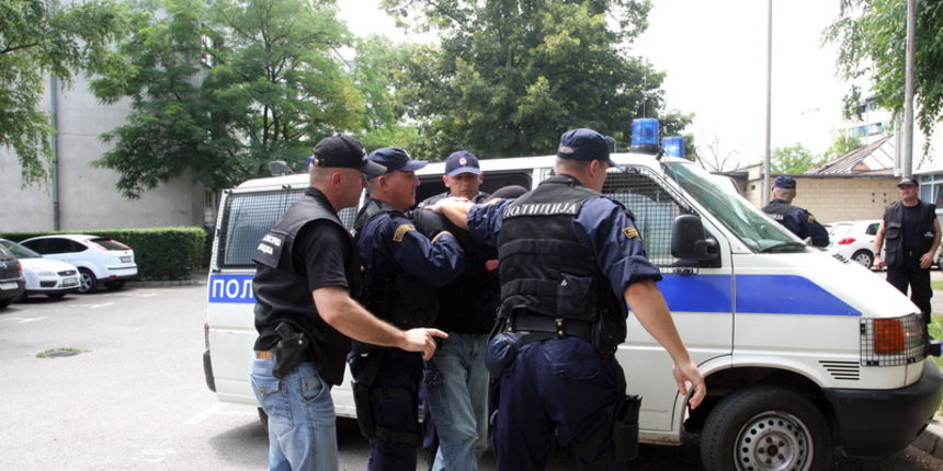 Banja Luka, 260611.
Nakon cetiri dana potrage u Donjim Srdjevicima priveden je Dragan Paravinja za kojeg se sumnja da je oteo Antoniju Bilic.
Na slici: privodjenje Paravinje u Banja Luci
Foto: CROPIX Banja Luka, 260611.
Nakon cetiri dana potrage u Donjim Srdjevicima priveden je Dragan Paravinja za kojeg se sumnja da je oteo Antoniju Bilic.
Na slici: privodjenje Paravinje u Banja Luci
Foto: CROPIX