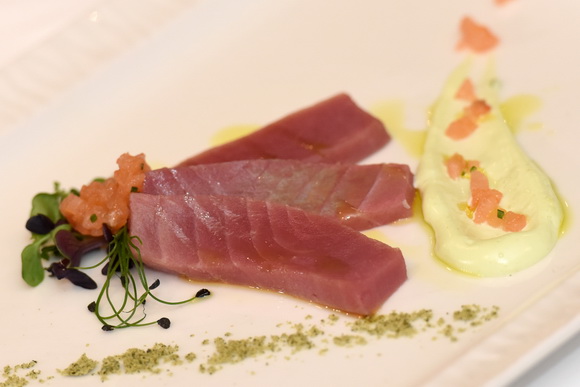 Restoran Foša: Chef Damr Tomljanović oduševio japanskog kolegu pripremom “dalmatinskog sushija” Restoran Foša: Chef Damr Tomljanović oduševio japanskog kolegu pripremom “dalmatinskog sushija”