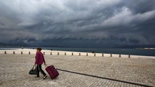 Opis  30.07.2014., Zadar – Ciklona Melisa jutros je na zadarsko podrucje donijela snazno nevrijeme praceno kisom i grmljavinom. Photo: Filip Brala/PIXSELL Autor  Filip Brala/PIXSELL Ključne riječi  ciklona, melisa, fronta, kisa, nevrijeme