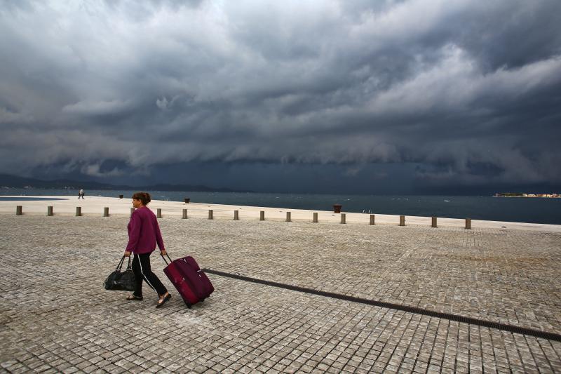 Opis  30.07.2014., Zadar – Ciklona Melisa jutros je na zadarsko podrucje donijela snazno nevrijeme praceno kisom i grmljavinom. Photo: Filip Brala/PIXSELL Autor  Filip Brala/PIXSELL Ključne riječi  ciklona, melisa, fronta, kisa, nevrijeme