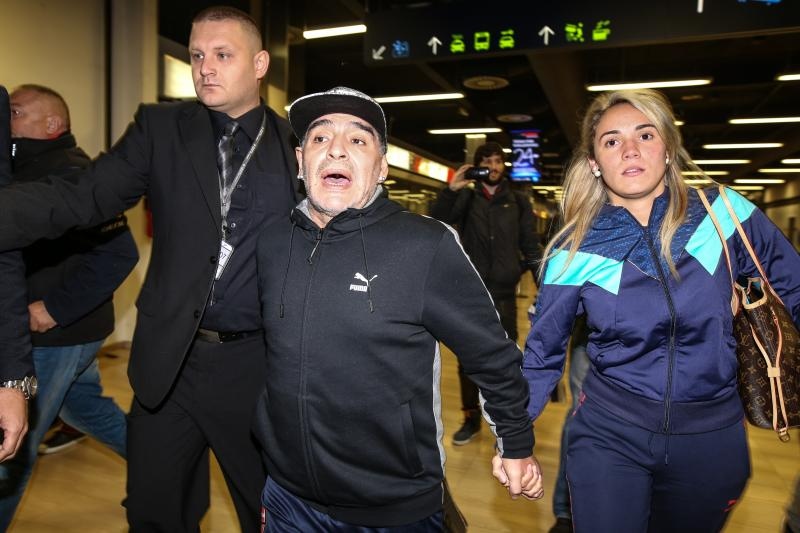 Diego Maradona s djevojkom stigao Zagreb na finale Davis Cupa Diego Maradona s djevojkom stigao Zagreb na finale Davis Cupa