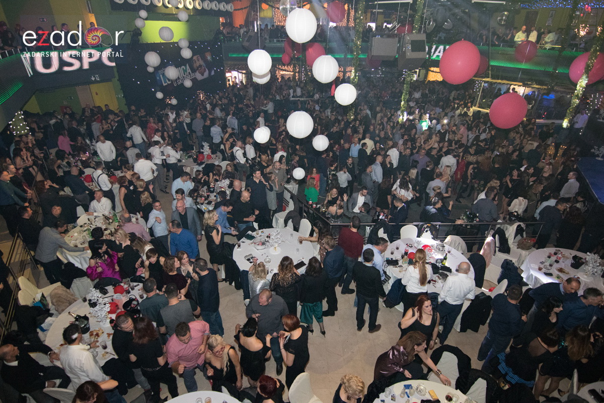 Ludnica u Saturnusu: Najbolji doček u svemiru i šire Ludnica u Saturnusu: Najbolji doček u svemiru i šire