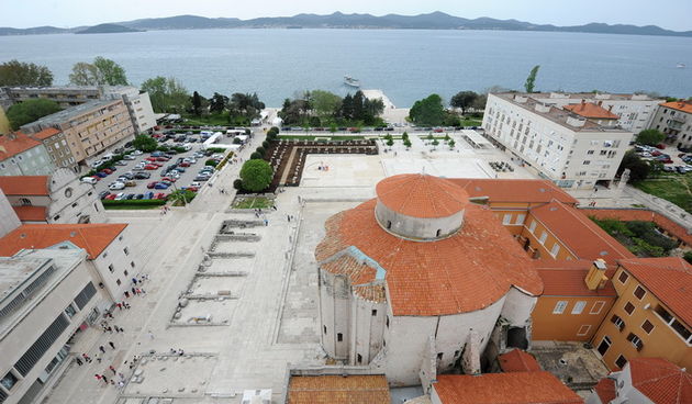 Zadar, 300513
Odnedavno je za posjetitelje otvoren zvonik sv, Stosije. Zadrani i turisti ce za cijenu od 15kn moci uzivati u pogledu na grad sa 60m visokog zvonika, ujedno i najvise gradjevine u gradu. Zvonik je za posjetitelje prvi put otvoren 2002. godi