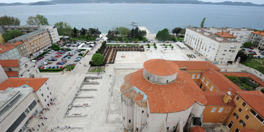 Zadar, 300513
Odnedavno je za posjetitelje otvoren zvonik sv, Stosije. Zadrani i turisti ce za cijenu od 15kn moci uzivati u pogledu na grad sa 60m visokog zvonika, ujedno i najvise gradjevine u gradu. Zvonik je za posjetitelje prvi put otvoren 2002. godi