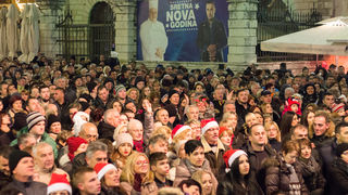 Doček 2017: Najluđa noć na zadarskom Poluotoku privukla više tisuća Zadrana i gostiju Doček 2017: Najluđa noć na zadarskom Poluotoku privukla više tisuća Zadrana i gostiju