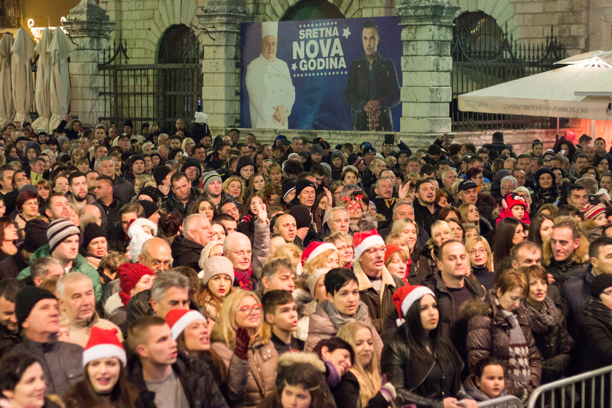 Doček 2017: Najluđa noć na zadarskom Poluotoku privukla više tisuća Zadrana i gostiju Doček 2017: Najluđa noć na zadarskom Poluotoku privukla više tisuća Zadrana i gostiju