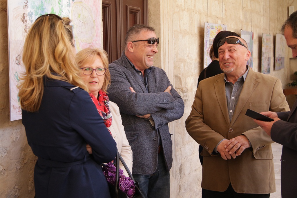 Izložba nosi naziv “Približavanje – stih i slika”, a otvara se u klaustru samostana Sv. Frane. Izložba nosi naziv “Približavanje – stih i slika”, a otvara se u klaustru samostana Sv. Frane.