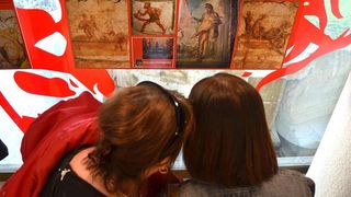 U Galeriji C8 otvorena je izlozba Ars Amatoria ljubav i erotika u starom Rimu koju organiziraju Arheoloski muzej Zadar i Arheoloski muzej Istre .O izlozbi su govorili Darko Komso ravnatelj Arheoloskog muzeja u Puli i Autorica izlozbe dr. sc. Kornelija A. U Galeriji C8 otvorena je izlozba Ars Amatoria ljubav i erotika u starom Rimu koju organiziraju Arheoloski muzej Zadar i Arheoloski muzej Istre .O izlozbi su govorili Darko Komso ravnatelj Arheoloskog muzeja u Puli i Autorica izlozbe dr. sc. Kornelija A.