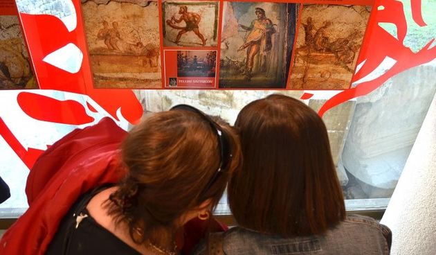 U Galeriji C8 otvorena je izlozba Ars Amatoria ljubav i erotika u starom Rimu koju organiziraju Arheoloski muzej Zadar i Arheoloski muzej Istre .O izlozbi su govorili Darko Komso ravnatelj Arheoloskog muzeja u Puli i Autorica izlozbe dr. sc. Kornelija A.