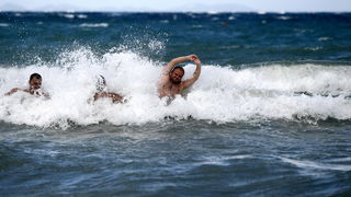 Zadar, 200711.
Jaka tramontana puse od sinoc. Dok mnogima stvara probleme u morskom prometu neki uzivaju u velikim valovima. 
Foto: Jure Miskovic / CROPIX