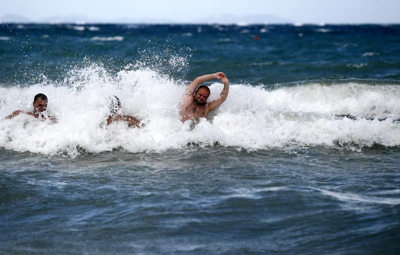 Zadar, 200711.
Jaka tramontana puse od sinoc. Dok mnogima stvara probleme u morskom prometu neki uzivaju u velikim valovima. 
Foto: Jure Miskovic / CROPIX