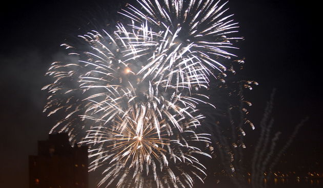 Split, 130211.
Povodom stote obljetnice NK Hajduk navijacka skupina Torcida organizirala je vatromet po cijelom gradu.
Foto: Josko Supic / CROPIX