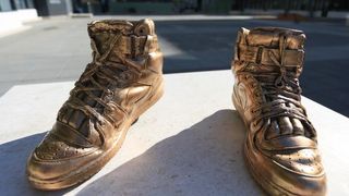 Brončane tenisice Dražena Petrovića postavljene na istoimeni šibenski trg, Foto: Duško Jaramaz/PIXSELL