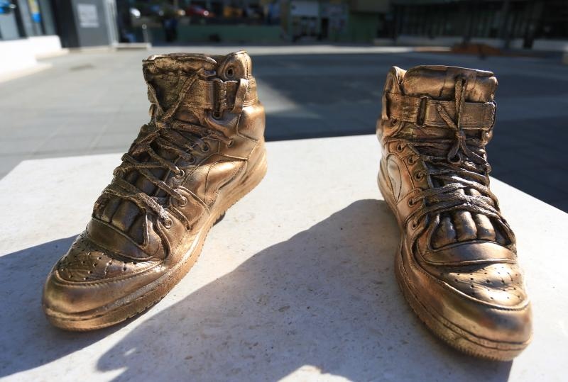 Brončane tenisice Dražena Petrovića postavljene na istoimeni šibenski trg, Foto: Duško Jaramaz/PIXSELL